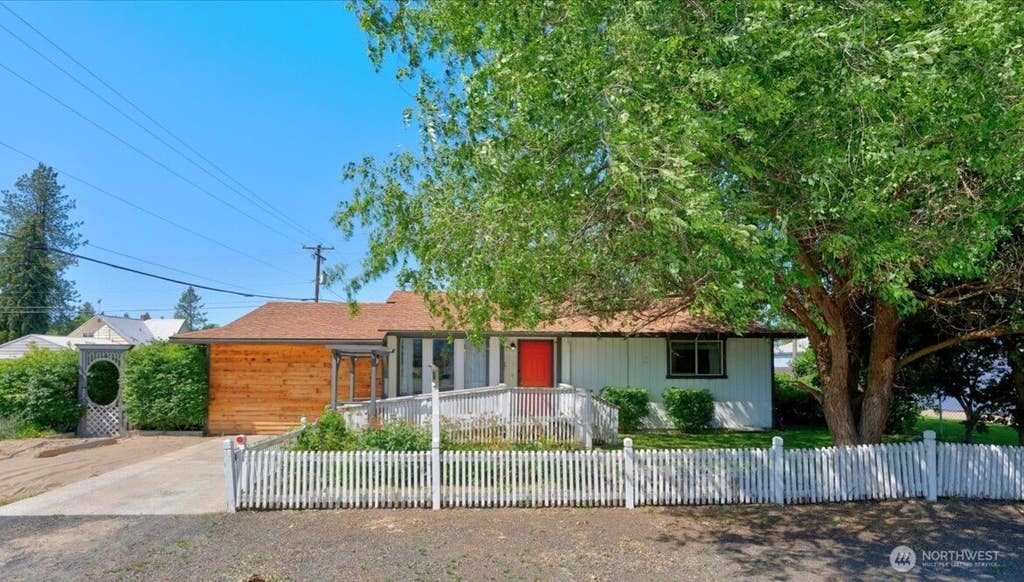 Photo of 206 Maxwell Street, Davenport, WA 99122 (MLS # 2542763)