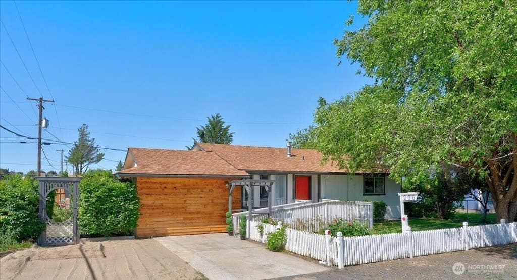 Photo of 206 Maxwell Street, Davenport, WA 99122 (MLS # 2542763)