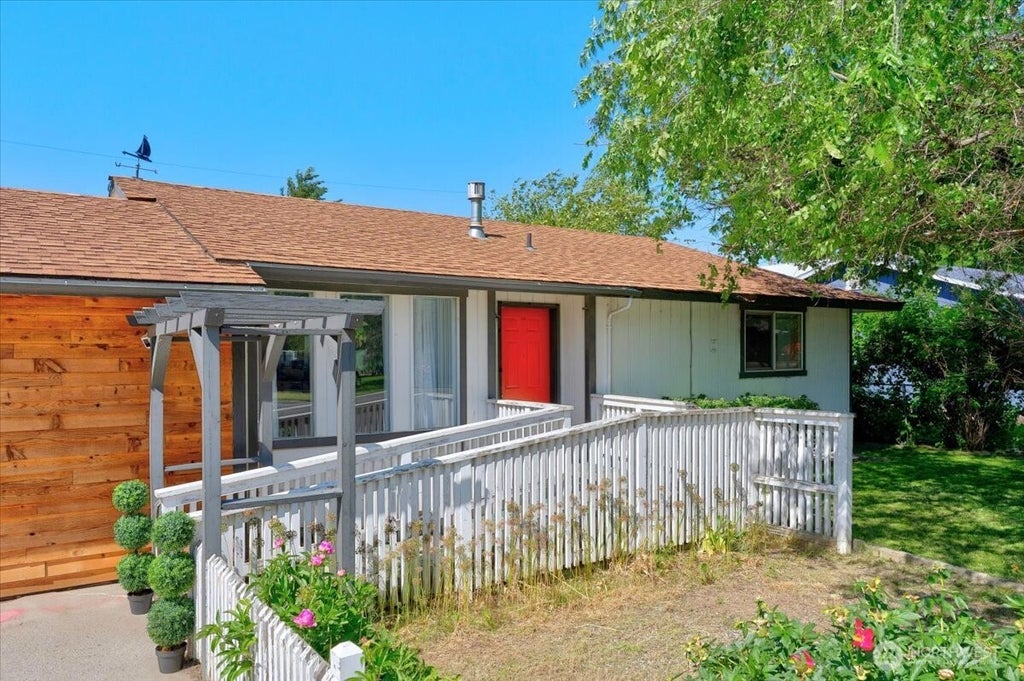 Photo of 206 Maxwell Street, Davenport, WA 99122 (MLS # 2542763)