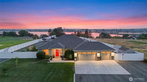Photo of 724 I.6 NE, Moses Lake, WA 98837 (MLS # 2572084)