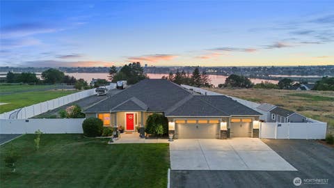 Photo of 724 I.6 NE, Moses Lake, WA 98837 (MLS # 2572084)
