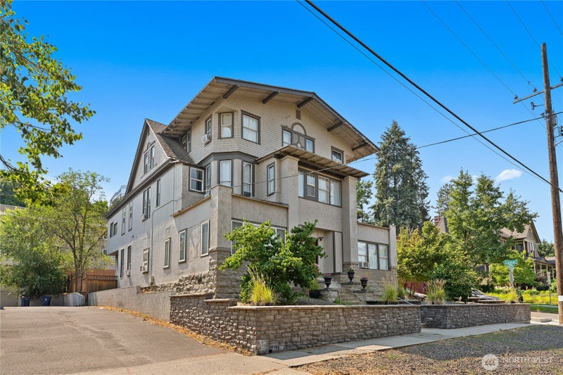 1927 W Riverside Avenue