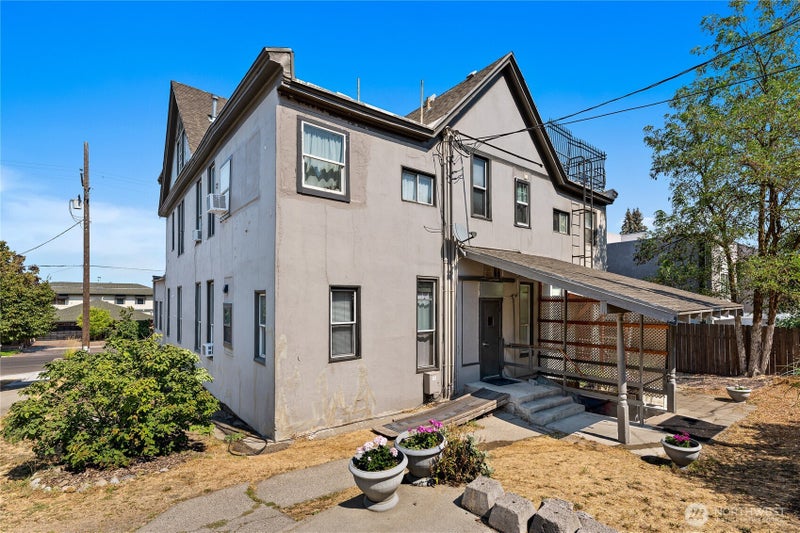 1927 W Riverside Avenue