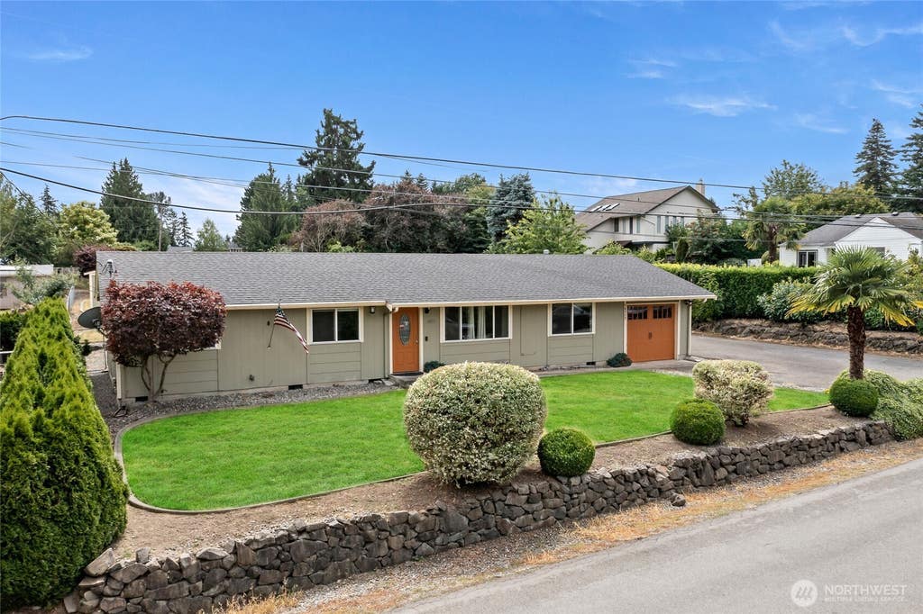 Photo of 10717 SE 211th Street, Kent, WA 98031 (MLS # 2556913)