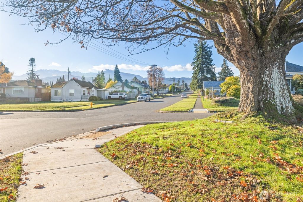 Photo of 233 E 10th Street, Port Angeles, WA 98362 (MLS # 2456916)