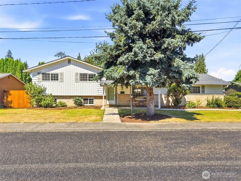 Photo of 129 Christina Drive, Sumner, WA 98390 (MLS # 2582911)