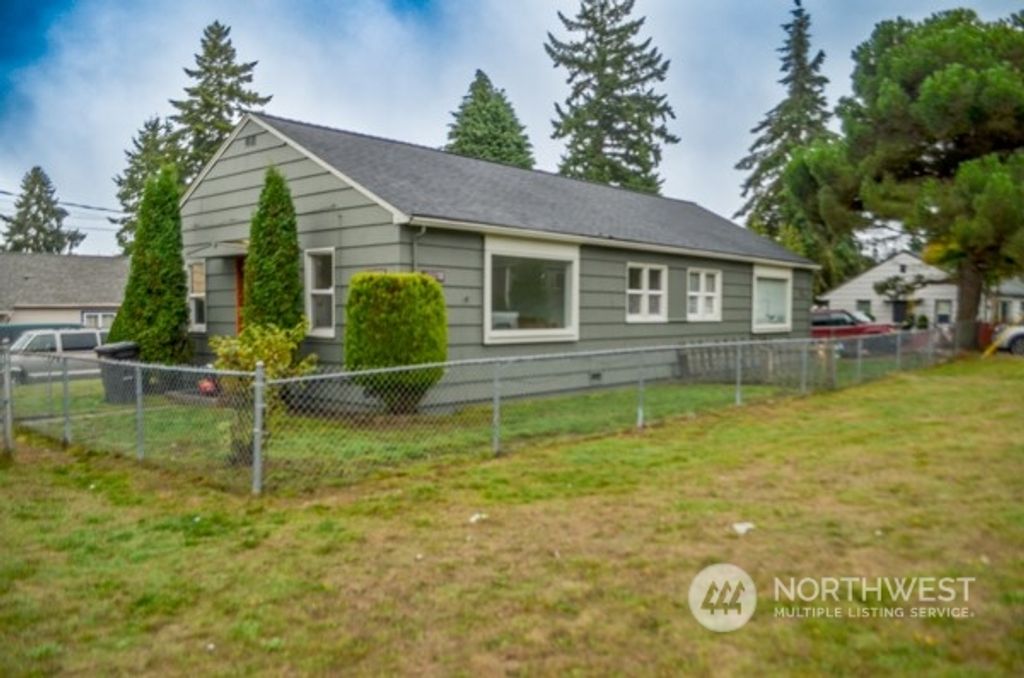 Photo of 1005 Lane Place #B, Everett, WA 98203 (MLS # 2169148)