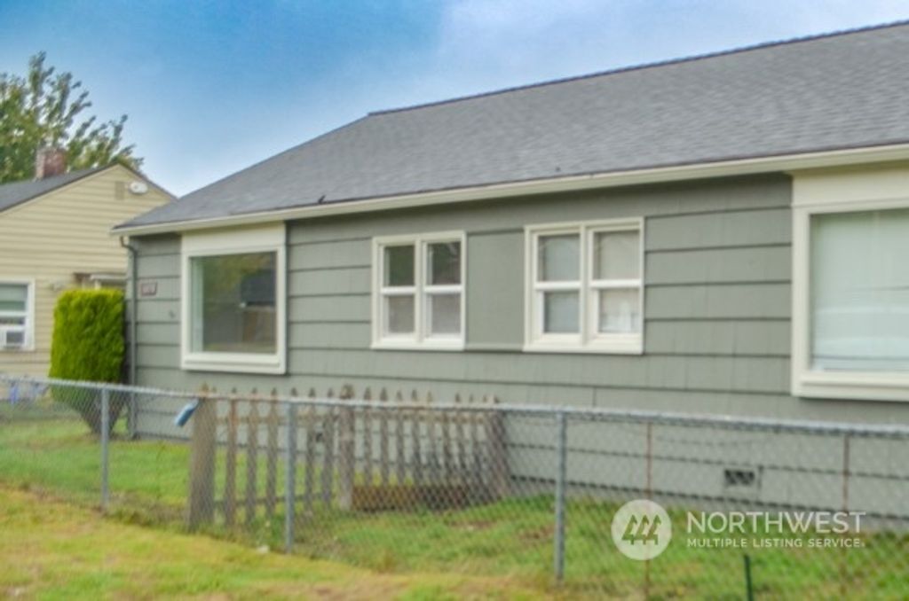 Photo of 1005 Lane Place #B, Everett, WA 98203 (MLS # 2169148)