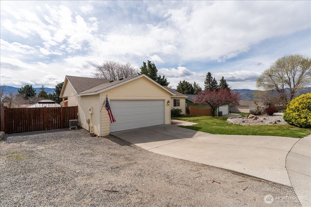 Photo of 772 Melbourne Court, East Wenatchee, WA 98802 (MLS # 2502052)