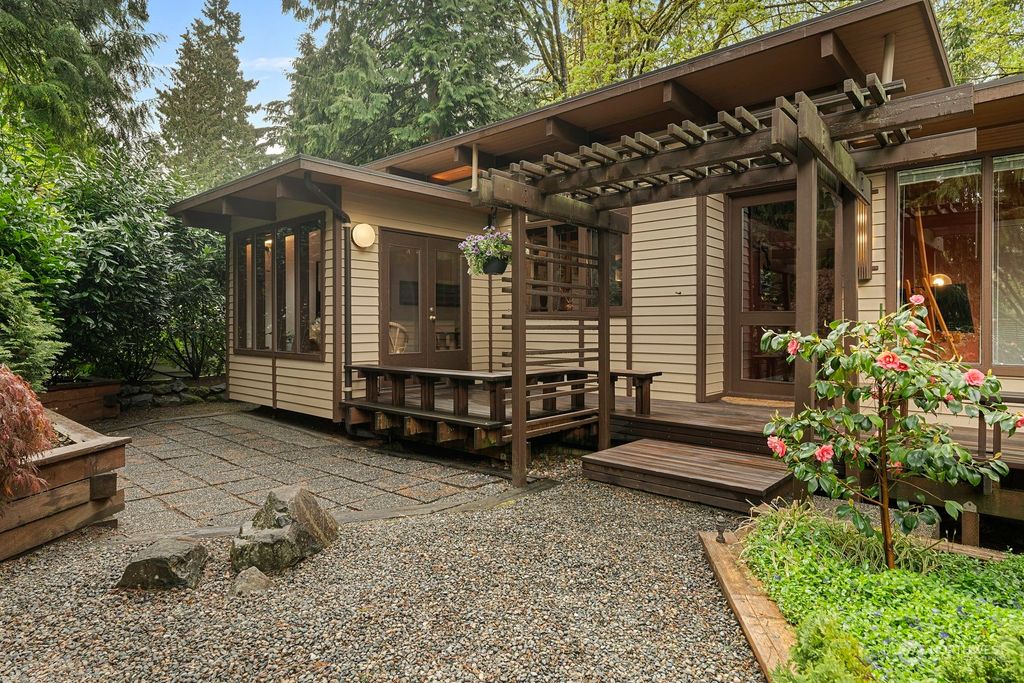 Photo of 18606 21st Place NE, Lake Forest Park, WA 98155 (MLS # 2065482)