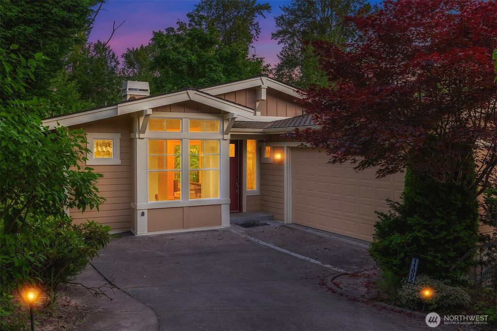 Photo of 11005 NE 100th Place, Kirkland, WA 98033 (MLS # 2430217)