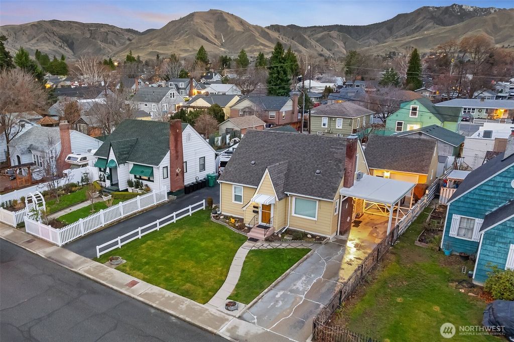 Photo of 1020 Harvard Avenue, Wenatchee, WA 98801 (MLS # 2460209)