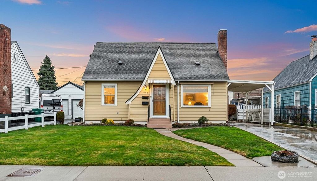 Photo of 1020 Harvard Avenue, Wenatchee, WA 98801 (MLS # 2460209)