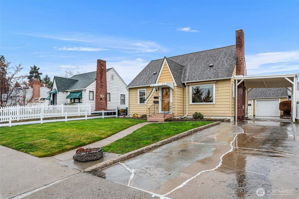 Photo of 1020 Harvard Avenue, Wenatchee, WA 98801 (MLS # 2460209)