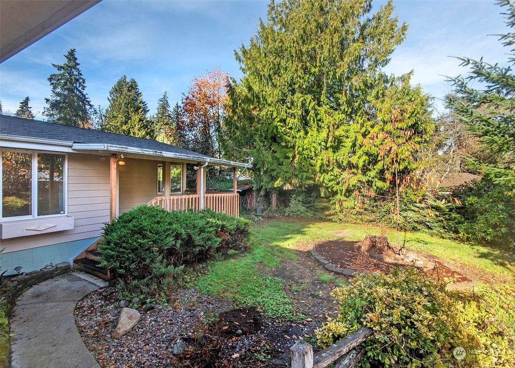 Photo of 16913 72nd Avenue NE, Kenmore, WA 98028 (MLS # 2182300)