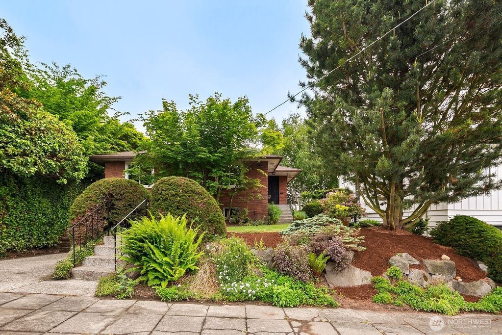 Photo of 2811 W Howe Street, Seattle, WA 98199 (MLS # 2340672)