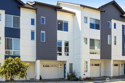 Photo of 14715 Admiralty Way #A4, Lynnwood, WA 98087 (MLS # 2441301)
