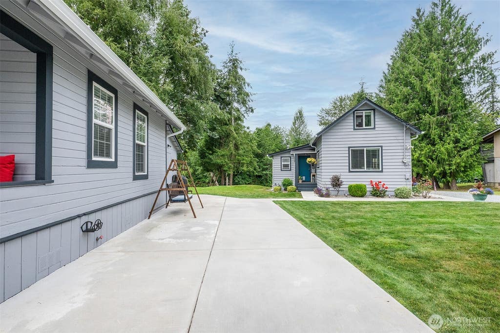 Photo of 845 3rd Avenue NW, Issaquah, WA 98027 (MLS # 2560396)