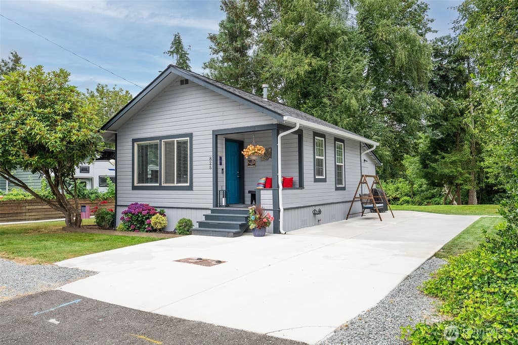 Photo of 845 3rd Avenue NW, Issaquah, WA 98027 (MLS # 2560396)