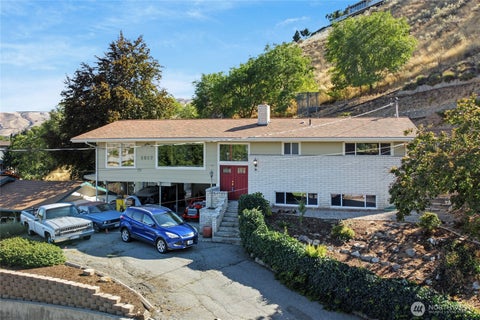 Photo of 1617 Carson Lane, Wenatchee, WA 98801 (MLS # 2559746)