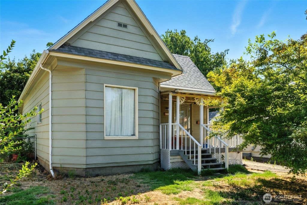 Photo of 712 N Rose Street, Walla Walla, WA 99362 (MLS # 2506905)