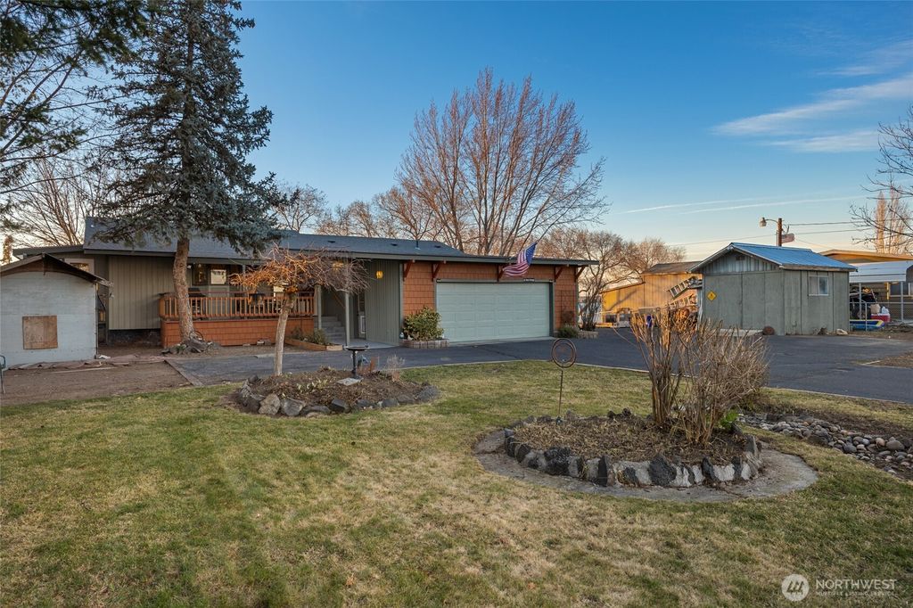 Photo of 4190 NE Shorecrest Drive, Moses Lake, WA 98837 (MLS # 2485696)