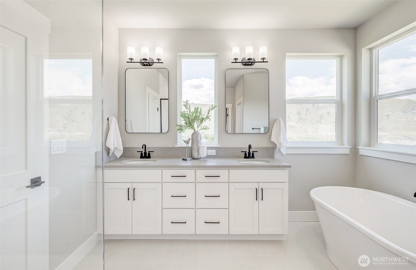 East Wenatchee, Washington 98802, United States, 4 Bedrooms Bedrooms, ,3 BathroomsBathrooms,Residential,Active,115330