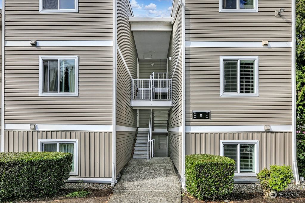 Photo of 12423 NE 131st Court #E-201, Kirkland, WA 98034 (MLS # 2128988)