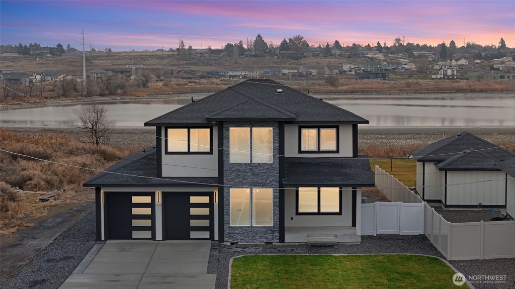 Photo of 1515 W Lakeside Dr Dr, Moses Lake, WA 98837 (MLS # 2459677)