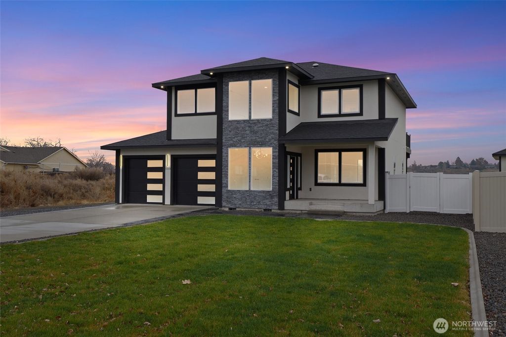 Photo of 1515 W Lakeside Dr Dr, Moses Lake, WA 98837 (MLS # 2459677)