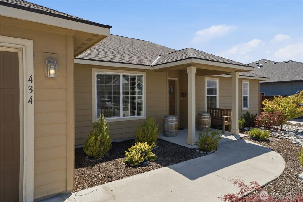 Photo of 434 N Wilson Street, Chelan, WA 98816 (MLS # 2557793)
