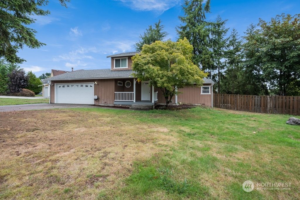 Photo of 1606 SW 325th Place, Federal Way, WA 98023 (MLS # 2159331)