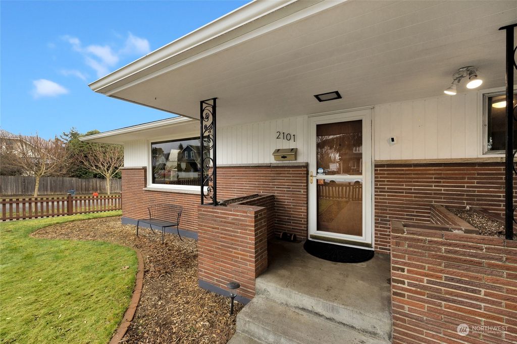 Photo of 2101 Rockefeller Avenue, Everett, WA 98201 (MLS # 2031001)