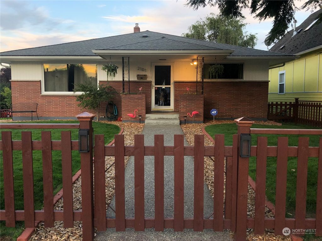 Photo of 2101 Rockefeller Avenue, Everett, WA 98201 (MLS # 2031001)