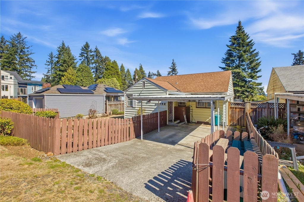 Photo of 11752 20th Avenue NE, Seattle, WA 98125 (MLS # 2583832)