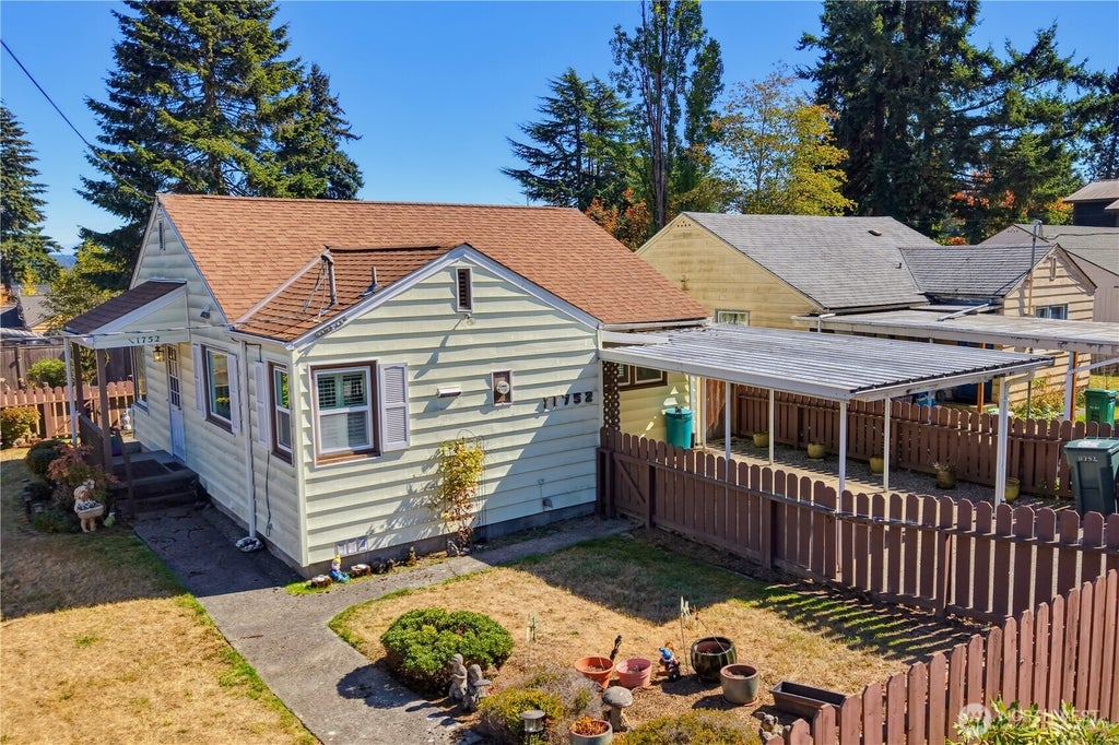 Photo of 11752 20th Avenue NE, Seattle, WA 98125 (MLS # 2583832)