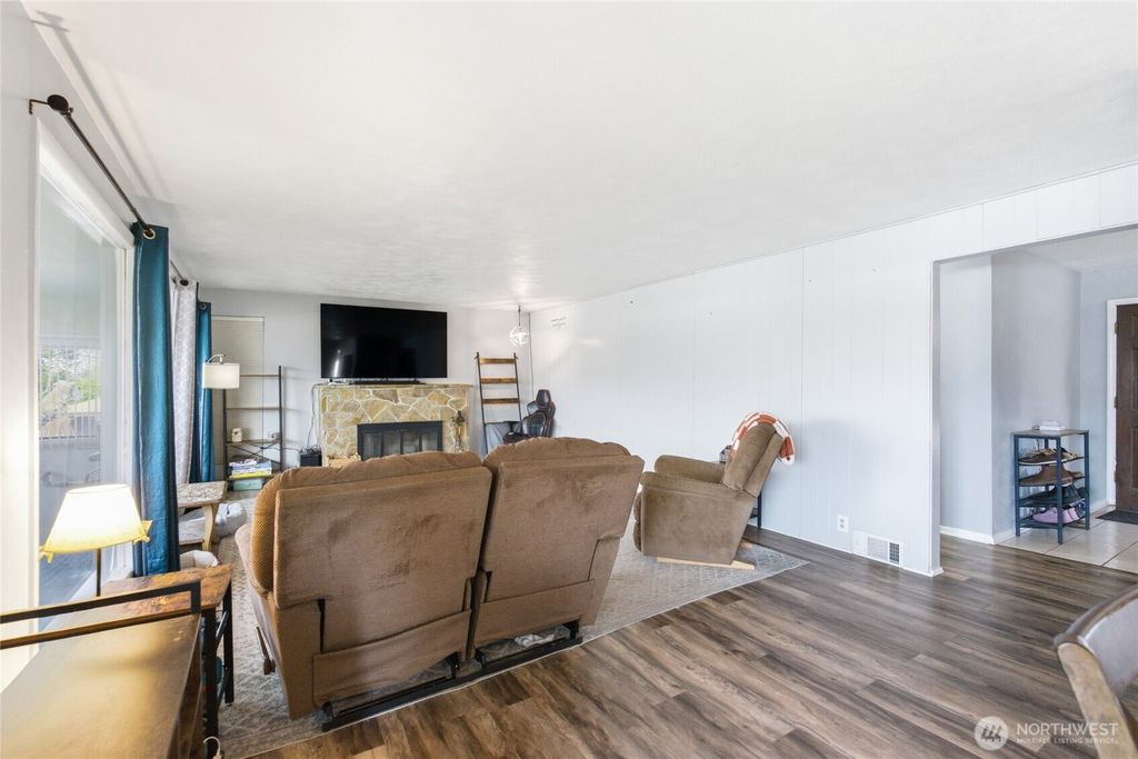 Photo of 1210 N Ashland Avenue, East Wenatchee, WA 98802 (MLS # 2487387)