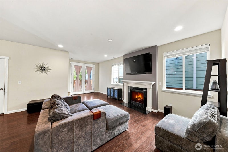 18817 Village Parkway E