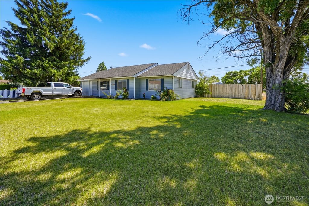 Photo of 1246 Pershing Road, Moses Lake, WA 98837 (MLS # 2540049)
