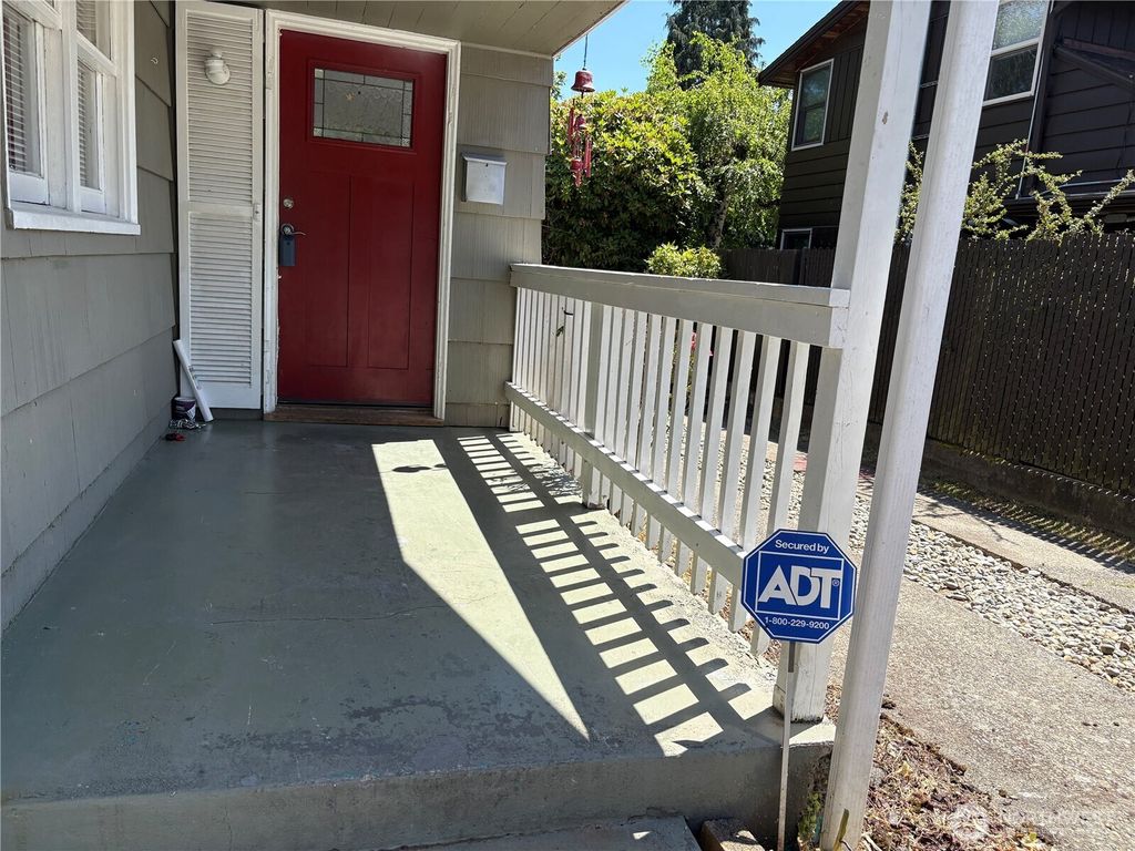 Photo of 11726 20th Avenue NE, Seattle, WA 98125 (MLS # 2390047)