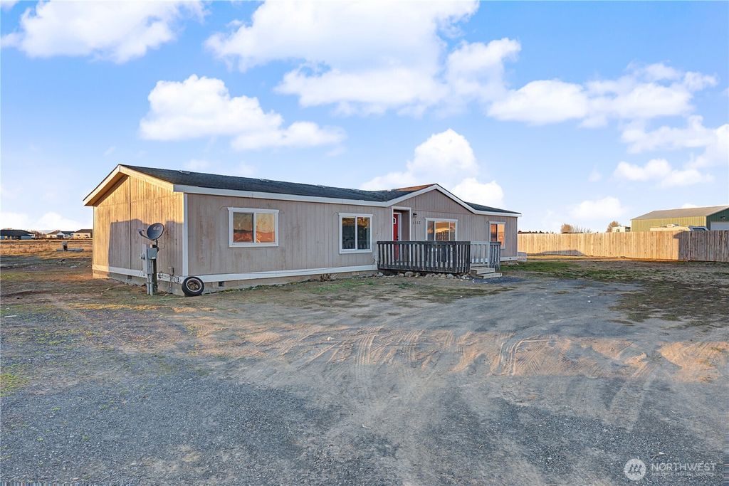 Photo of 4112 Road E.9 NE, Moses Lake, WA 98837 (MLS # 2489409)