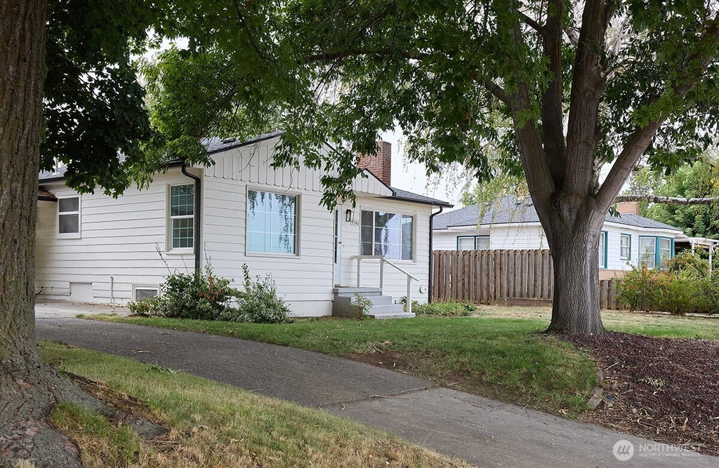 Photo of 2340 Rainier Street, Walla Walla, WA 99362 (MLS # 2585045)