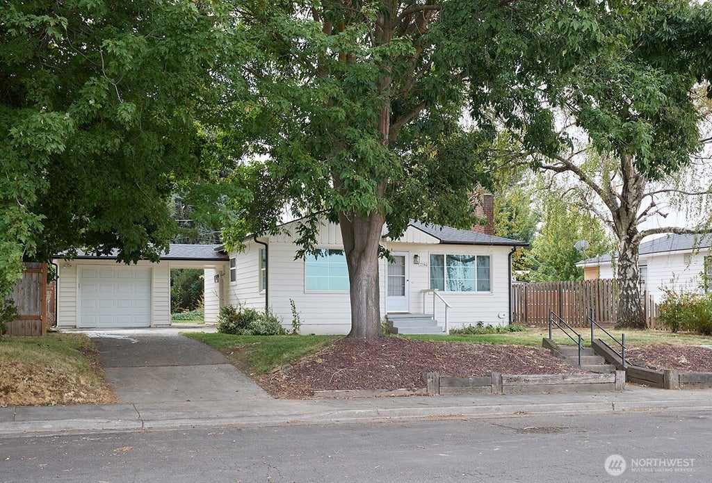 Photo of 2340 Rainier Street, Walla Walla, WA 99362 (MLS # 2585045)