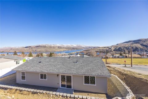 Photo of 358 Ives Street, Pateros, WA 98846 (MLS # 2343323)