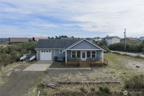 Photo of 1225 Storm King Avenue SW, Ocean Shores, WA 98569 (MLS # 2496488)