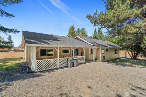Photo of 1849 Gerber Street, Raymond, WA 98577 (MLS # 2408294)