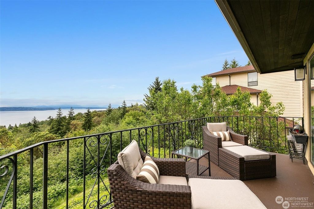 Photo of 1406 SW 126th Street, Burien, WA 98146 (MLS # 2307300)