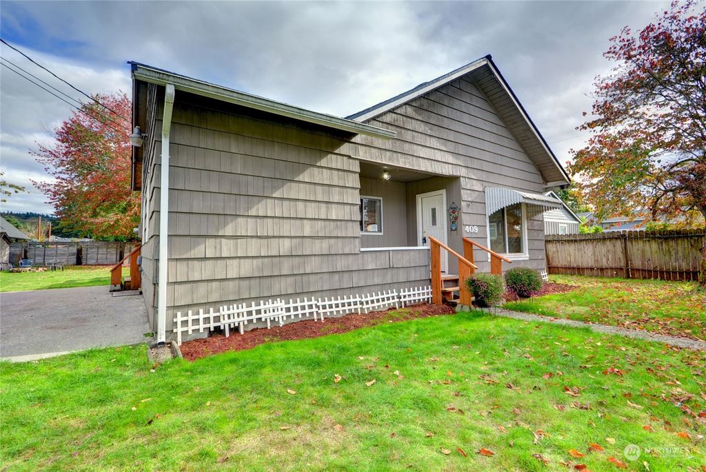 Photo of 409 Cascade Avenue, Granite Falls, WA 98252 (MLS # 2173432)