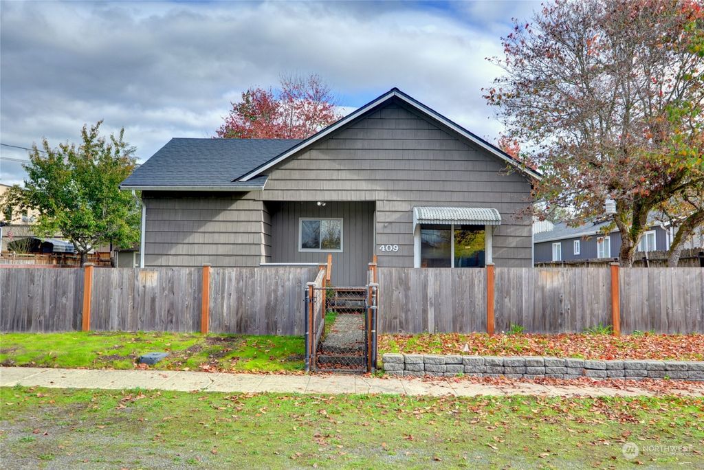 Photo of 409 Cascade Avenue, Granite Falls, WA 98252 (MLS # 2173432)