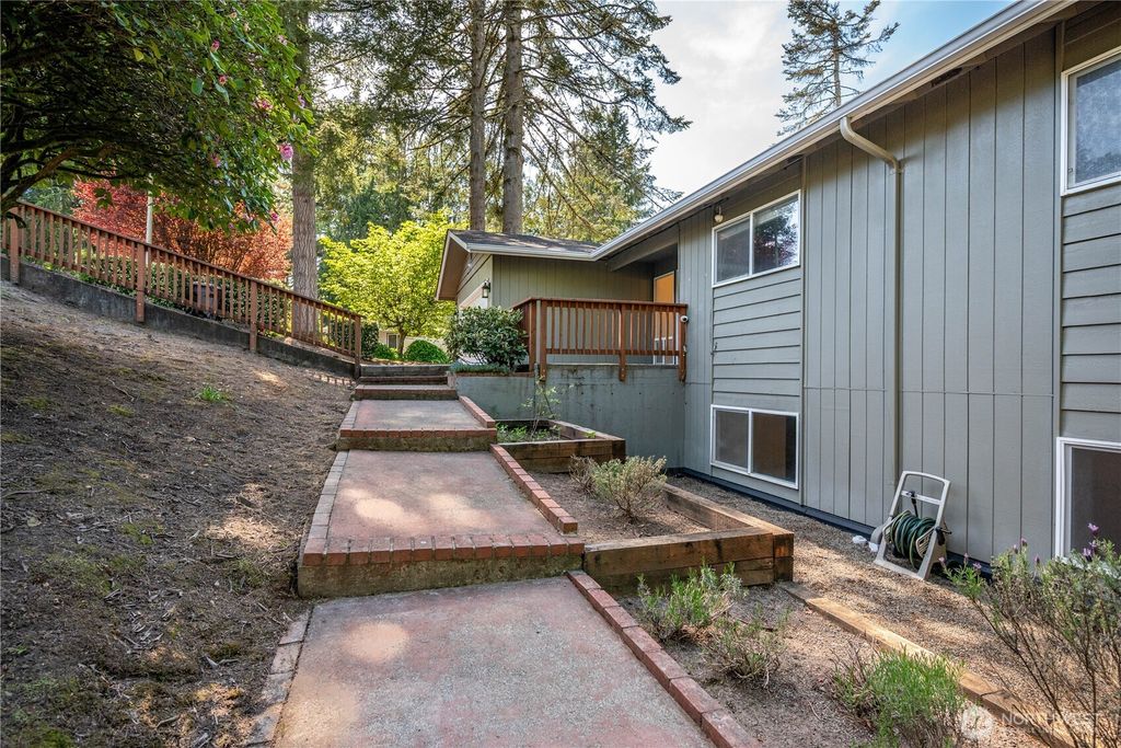 Photo of 2441 W Lynnwood Drive, Longview, WA 98632 (MLS # 2521194)